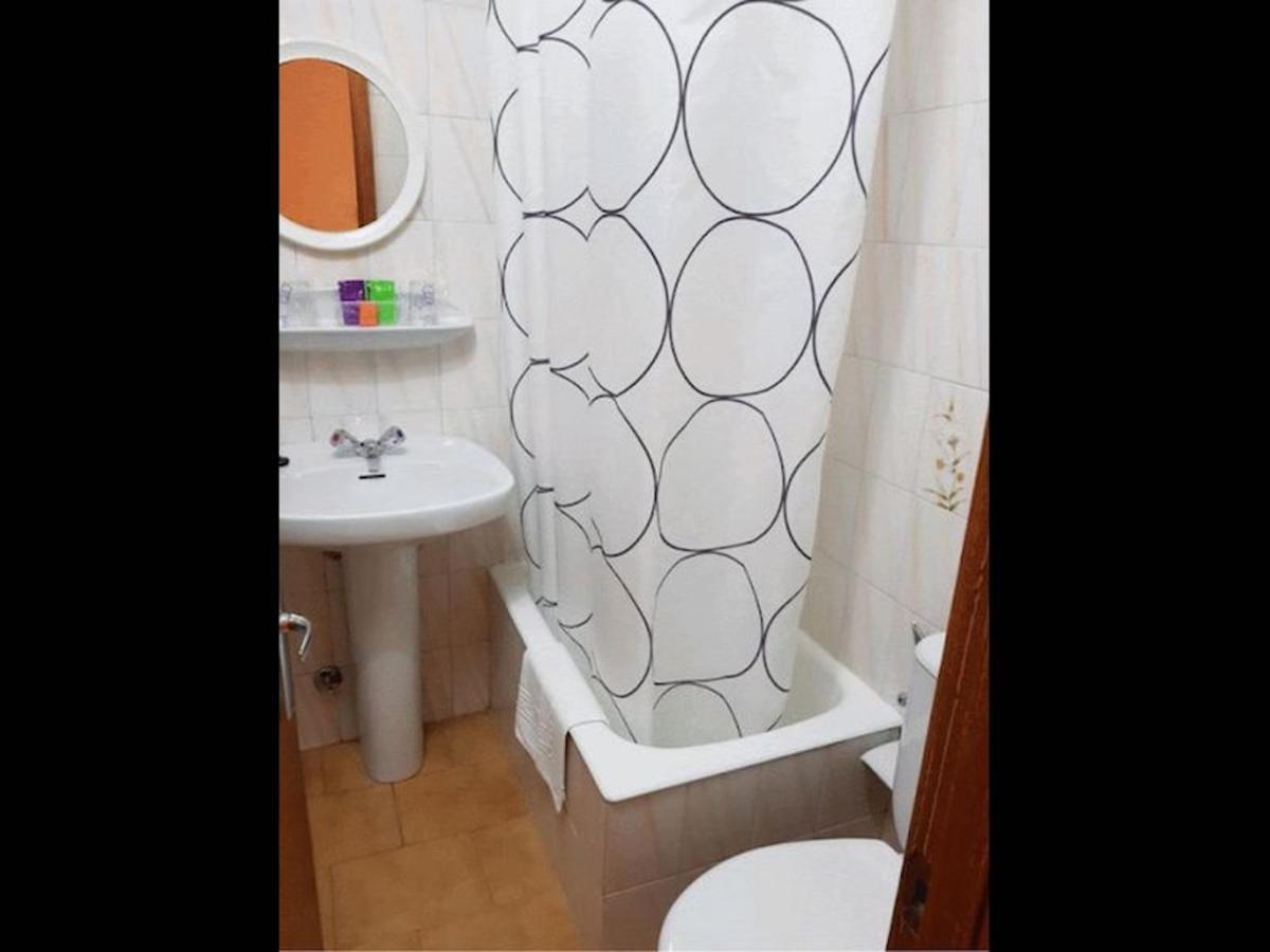 Room In Lodge - Double And Single Room - Pension Oria 2 Luarca Exteriér fotografie